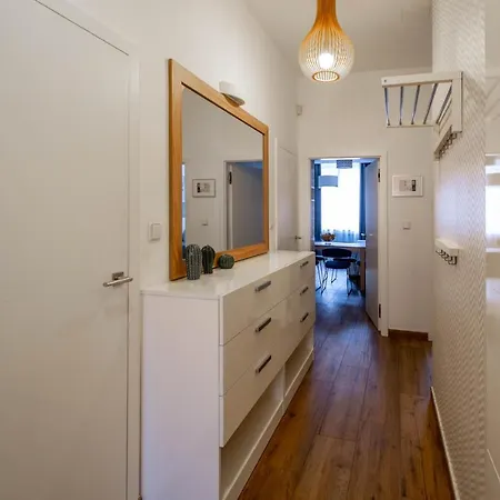 Executive Bright Apt. By Ruterra *