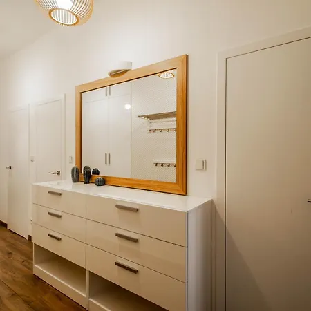 Executive Bright Apt. By Ruterra *