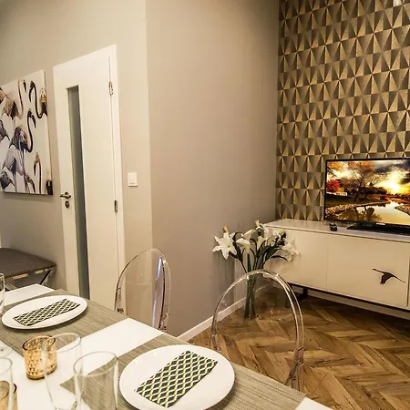 Executive Bright Apt. By Ruterra *