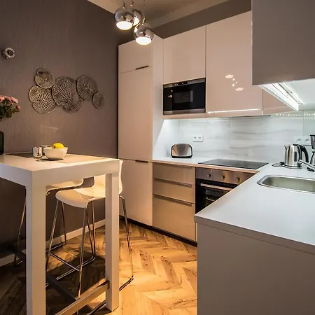 Executive Bright Apt. By Ruterra